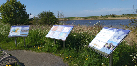 Greetsiel, Schautafeln am Fahrwasser