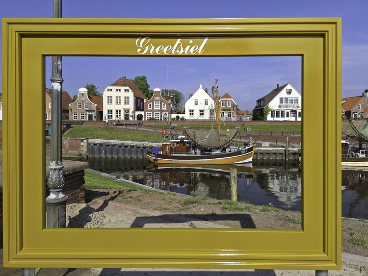 Bilderrahmen am Hafen von Greetsiel